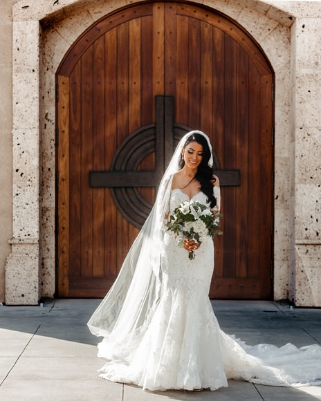 Bride with soft waves hairstyle