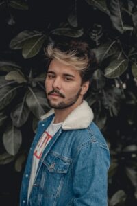 Man wearing a side sweep hairstyle