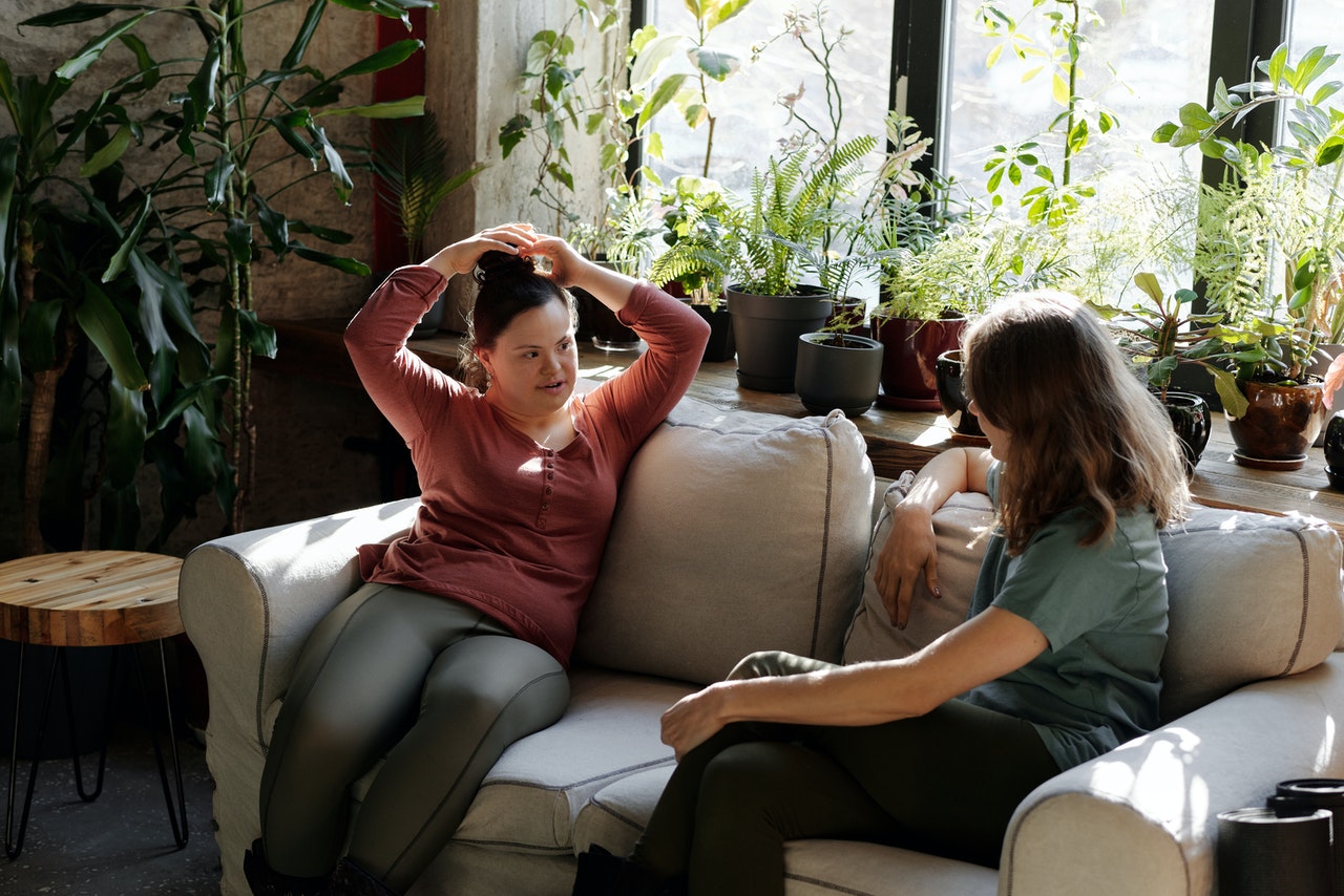 women-sitting-on-the-couch-chatting