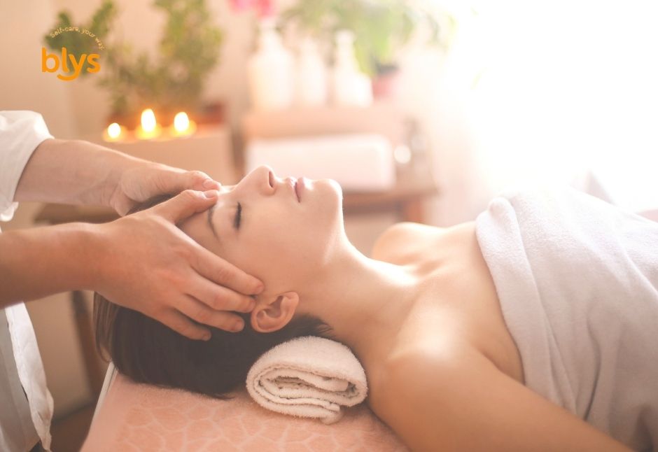 What is Lomi Lomi Massage? Benefits, History, and What to Expect